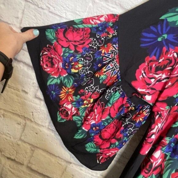 Umgee MADALYN DRESS Medallion Floral Size Medium - Picture 7 of 10